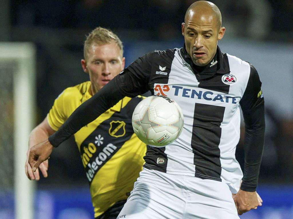 Berry Powel (r.) in duel met Henrico Drost (l.) tijdens Heracles Almelo - NAC Breda. (1-2-2014)