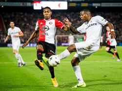 Invaller Jean-Paul Boëtius (l.) probeert het Milano Koenders (r.) lastig te maken tijdens het competitieduel Feyenoord - Heracles Almelo. (18-10-2014)