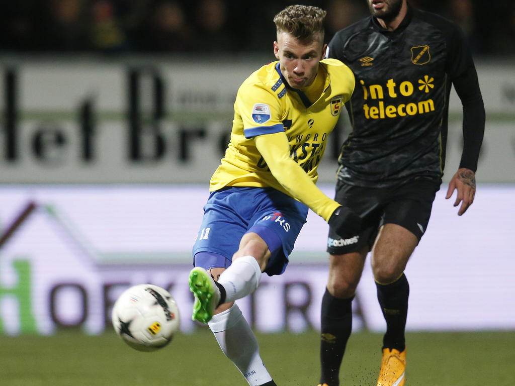 Albert Rusnák lost een schot op doel tijdens Cambuur-NAC in de Eredivisie. (06-12-14)
