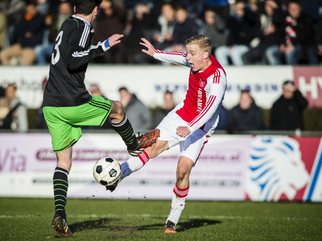 Donny van de Beek (r.) haalt uit tijdens de mini-Klassieker Feyenoord A1 - Ajax A1 en scoort de 0-1. (17-01-2015)