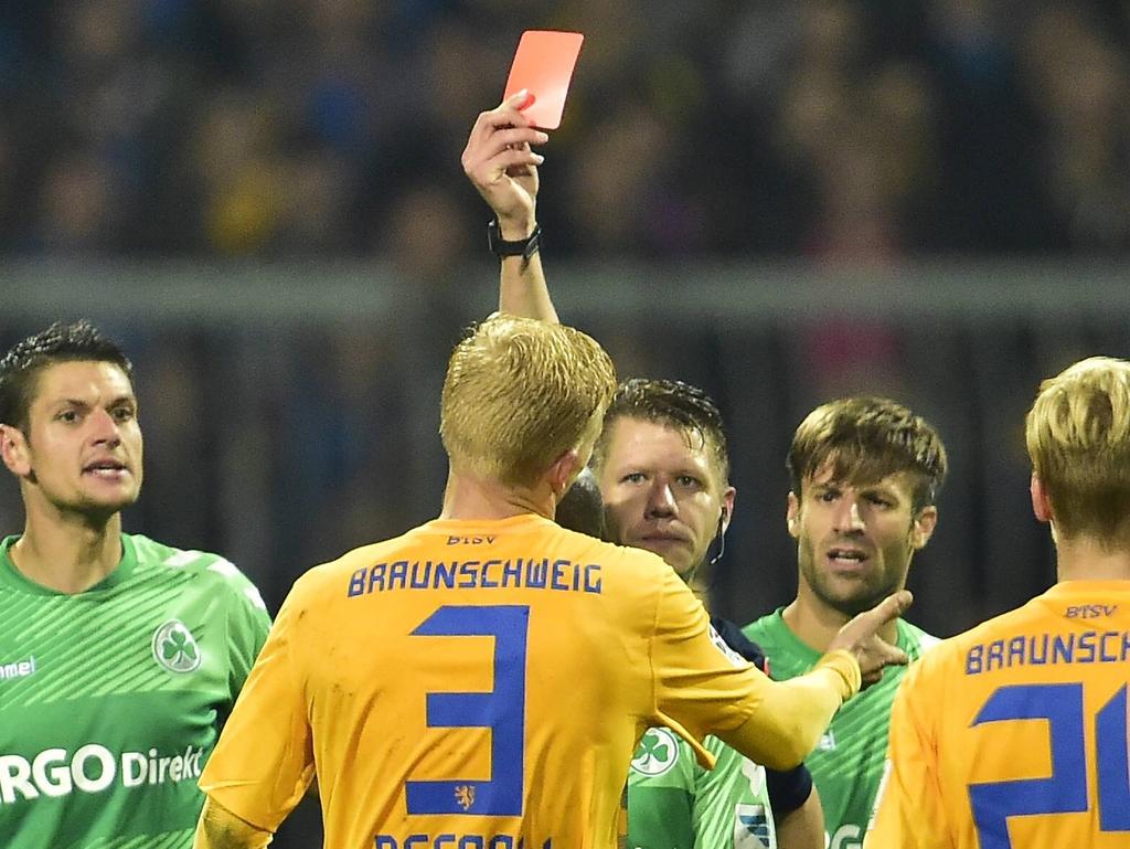 Braunschweigs Decarli wurde für diese Rote Karte zwei Spiele gesperrt Braunschweigs Decarli wurde für diese Rote Karte zwei Spiele gesperrt