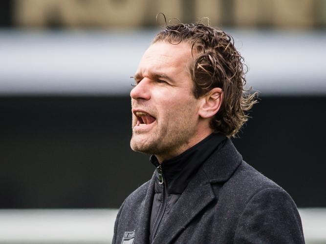 Sandor van der Heide coacht zijn spelers. In de uitwedstrijd tegen FC Dordrecht komt de assistent coach van de bank om tactische aanwijzingen te geven aan zijn spelers.