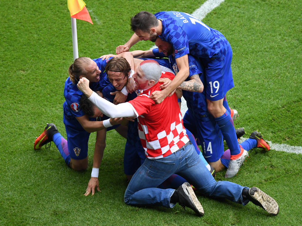 Un aficionado celebrando el gol de Modric en el campo. (Foto: Getty)