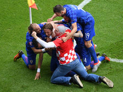 Un aficionado celebrando el gol de Modric en el campo. (Foto: Getty)