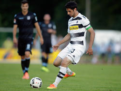 Lars Stindl (r.) mit der Kapitänsbinde am linken Arm