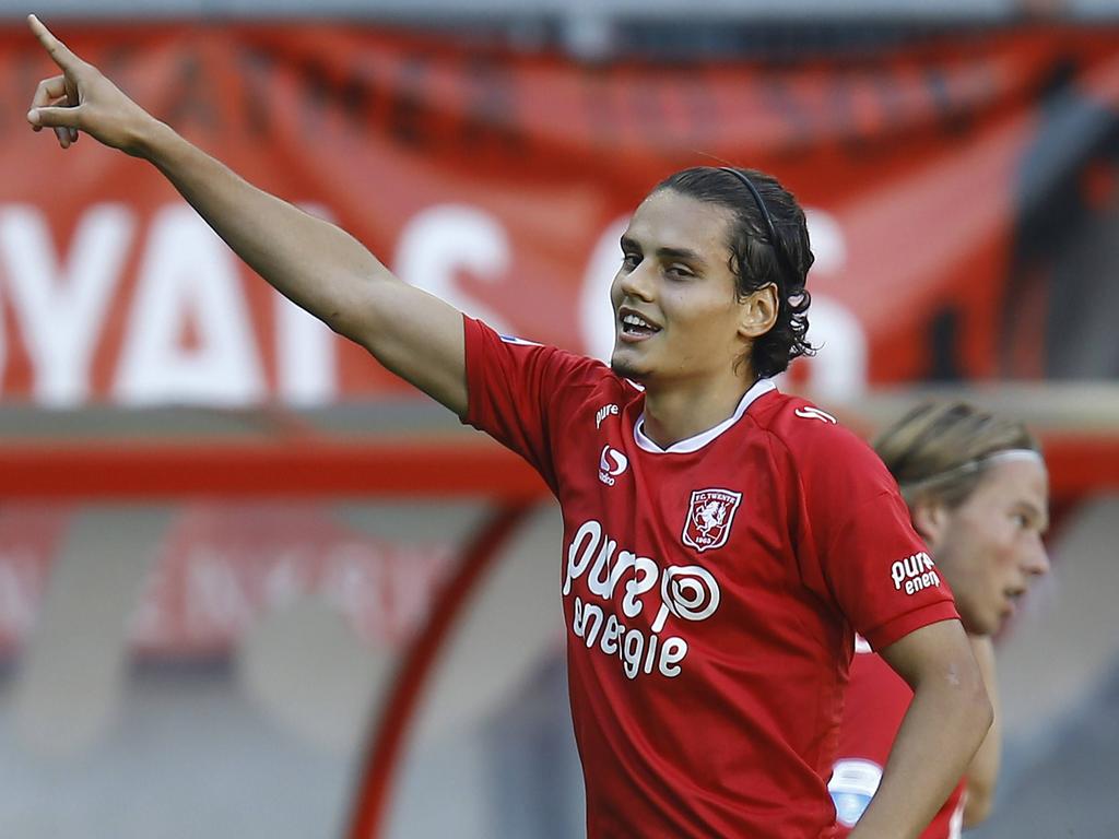 Enes Ünal juicht als hij FC Twente op 1-0 heeft geschoten tegen Vitesse. (25-09-2016)
