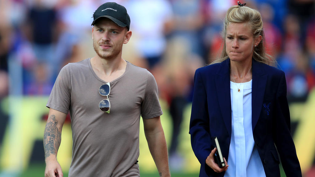 Max Meyer muss auf sein Debüt noch warten Max Meyer muss auf sein Debüt noch warten