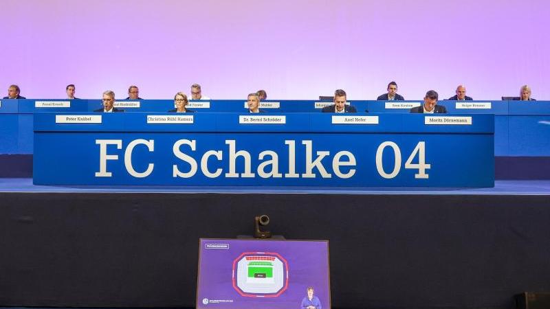 Die Vorstände und Aufsichtsräte bei der Mitgliederversammlung des FC Schalke 04