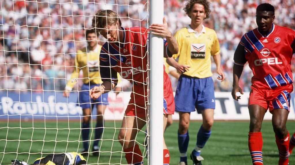 Thomas Helmer erzielt das "Phantomtor" im Spiel der Bayern gegen den 1. FC Nürnberg Thomas Helmer erzielt das "Phantomtor" im Spiel der Bayern gegen den 1. FC Nürnberg