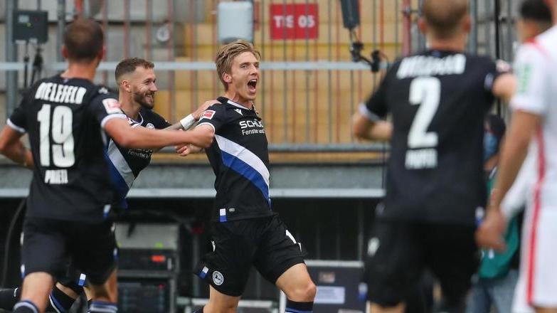 Bielefelds Joan Simun Edmundsson (M.) erzielte als erster Färinger einen Treffer in der Bundesliga Bielefelds Joan Simun Edmundsson (M.) erzielte als erster Färinger einen Treffer in der Bundesliga