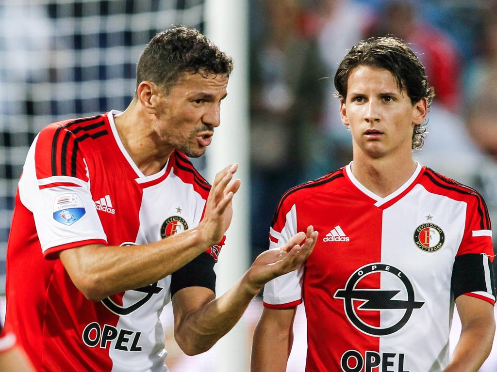 Khalid Boulahrouz (l.) geeft Joey Sleegers (r.) advies tijdens de oefenwedstrijd Feyenoord - Real Sociedad. (23-7-2014)