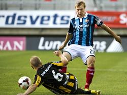 Simon Tibblin (r.) vecht om de bal met David Frölund (l.) tijdens BK Häcken - Djurgårdens IF. (28-7-2014)