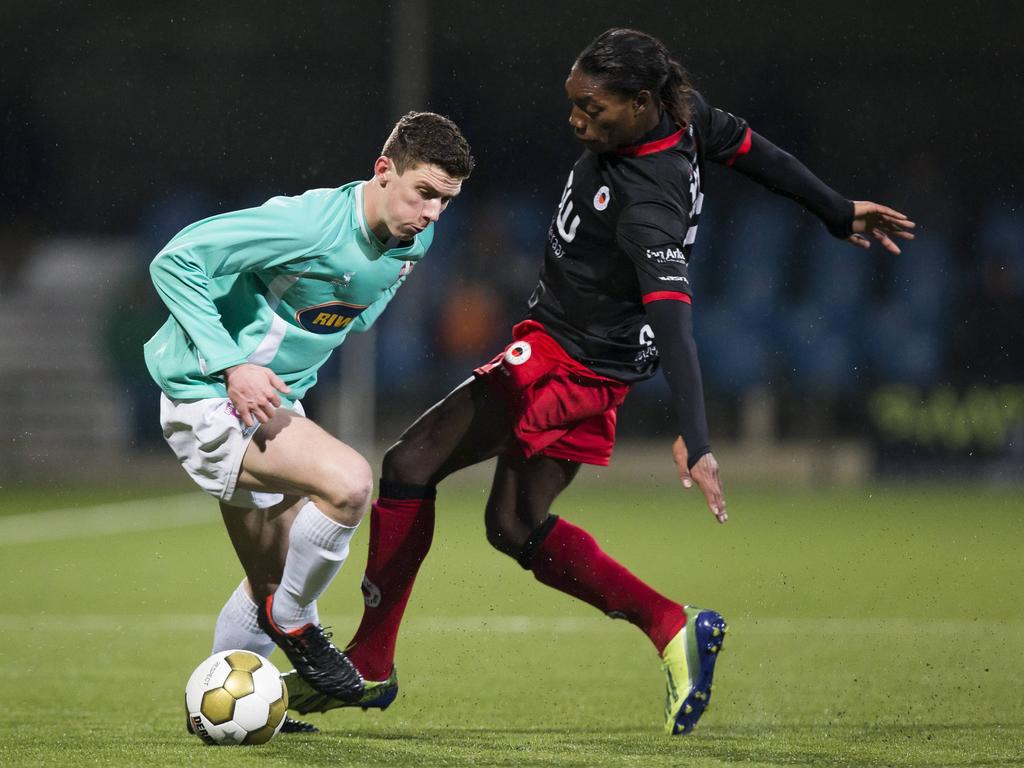 Jordan Botaka (r.) probeert de bal van Robin Gosens (l.) af te pakken, maar slaagt daar niet in. (17-01-2014) Jordan Botaka (r.) probeert de bal van Robin Gosens (l.) af te pakken, maar slaagt daar niet in. (17-01-2014)