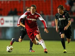 Hidde ter Avest (r.) zit Vincent Janssen op de hielen tijdens Almere City - Jong FC Twente. (22-08-2014)