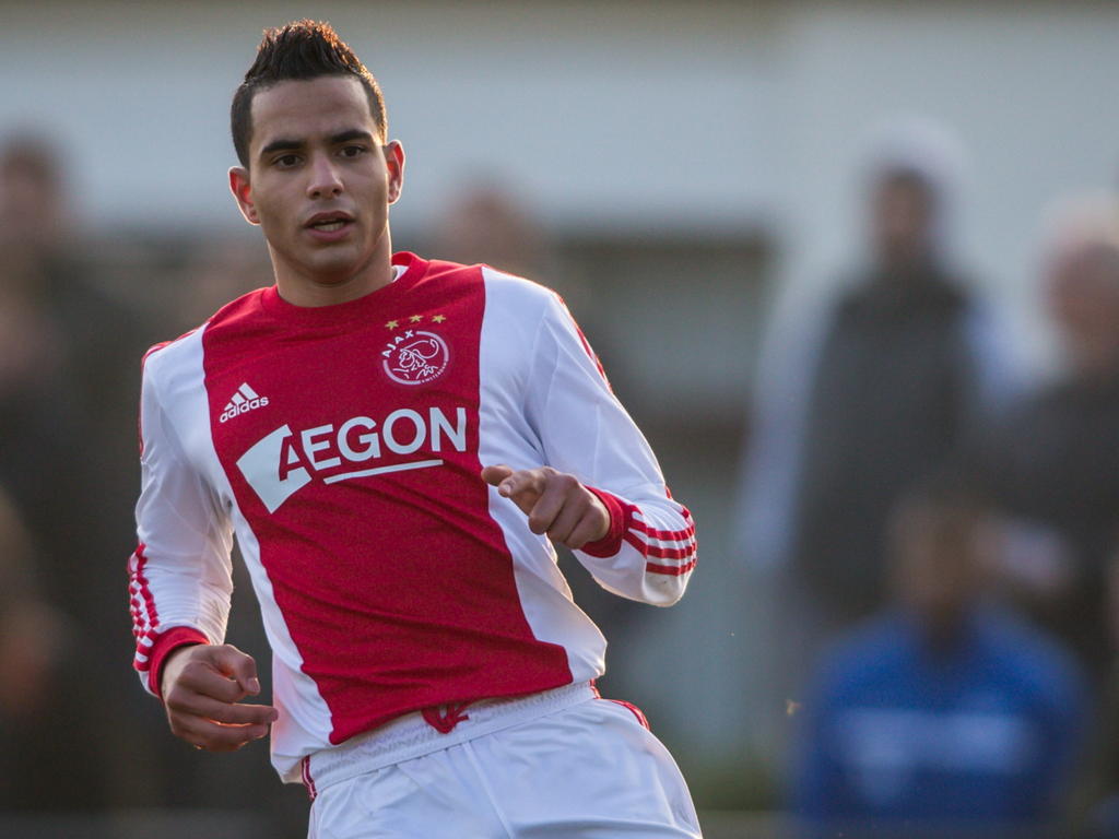 Zakaria El Azouzi is op dreef tegen Feyenoord A1. De aanvaller scoort twee van de drie treffers, waarvan één vanaf de penaltystip. (29-11-2014)