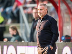 Rob Alflen kan tijdens FC Utrecht - AZ rustig toekijken, want zijn ploeg scoort aan de lopende band. (08-03-2015)