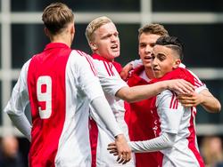 Ajax A1 komt op De Herdgang op gelijke hoogte met PSV A1. Václav Černý (l.), Donny van de Beek (m.l.), Robert Murić (m.r.) en Abdelhak Nouri (r.) vieren de goal. (02-05-2015)