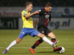 Sander van de Streek (l.) probeert Vincent Janssen (r.) van de bal te zetten tijdens het competitieduel SC Cambuur - AZ Alkmaar. (17-10-2015)