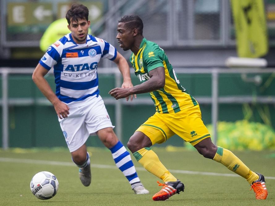 Ruben Schaken (r.) dribbelt langs Tolgahan Çiçek (l.) tijdens ADO Den Haag - De Graafschap. (18-10-2015)