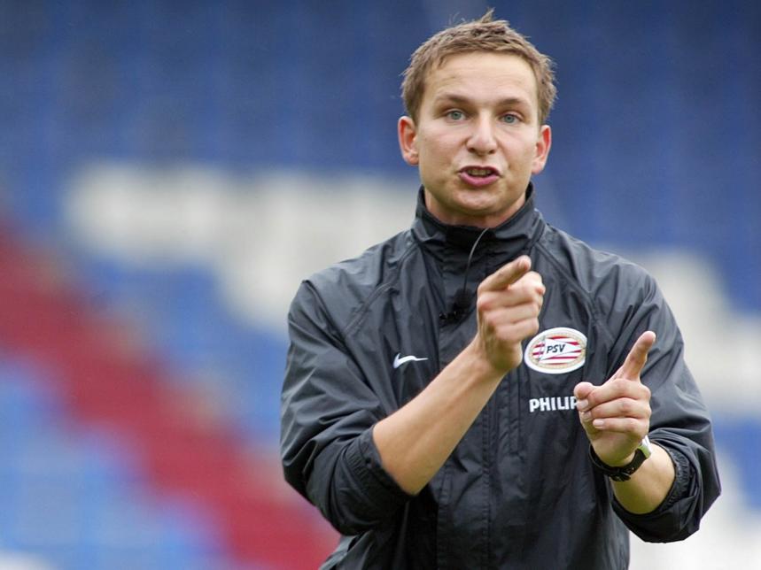 Pepijn Lijnders legt zijn oefenstof uit. Tijdens een training van PSV legt hij een trainingsvorm uit aan de jeugd van de Eindhovense club. (19-09-2007)
