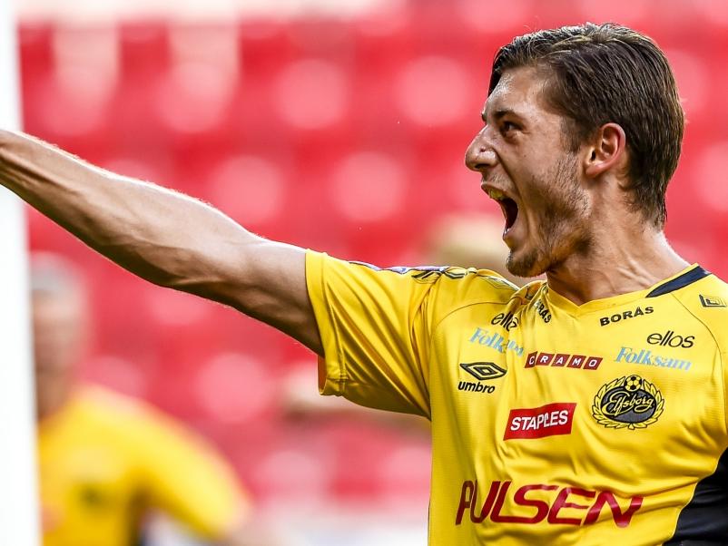 Zeneli juicht na een treffer. In het duel met Kalmar heeft de Zweedse aanvaller net gescoord en viert dat met het publiek. (23-08-2015)