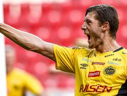 Zeneli juicht na een treffer. In het duel met Kalmar heeft de Zweedse aanvaller net gescoord en viert dat met het publiek. (23-08-2015)