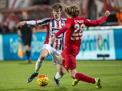 Lucas Andersen (l.) kapt Jeroen van der Lely (r.) uit tijdens de Eredivisie-wedstrijd tussen FC Twente en Willem II. (28-11-2015)