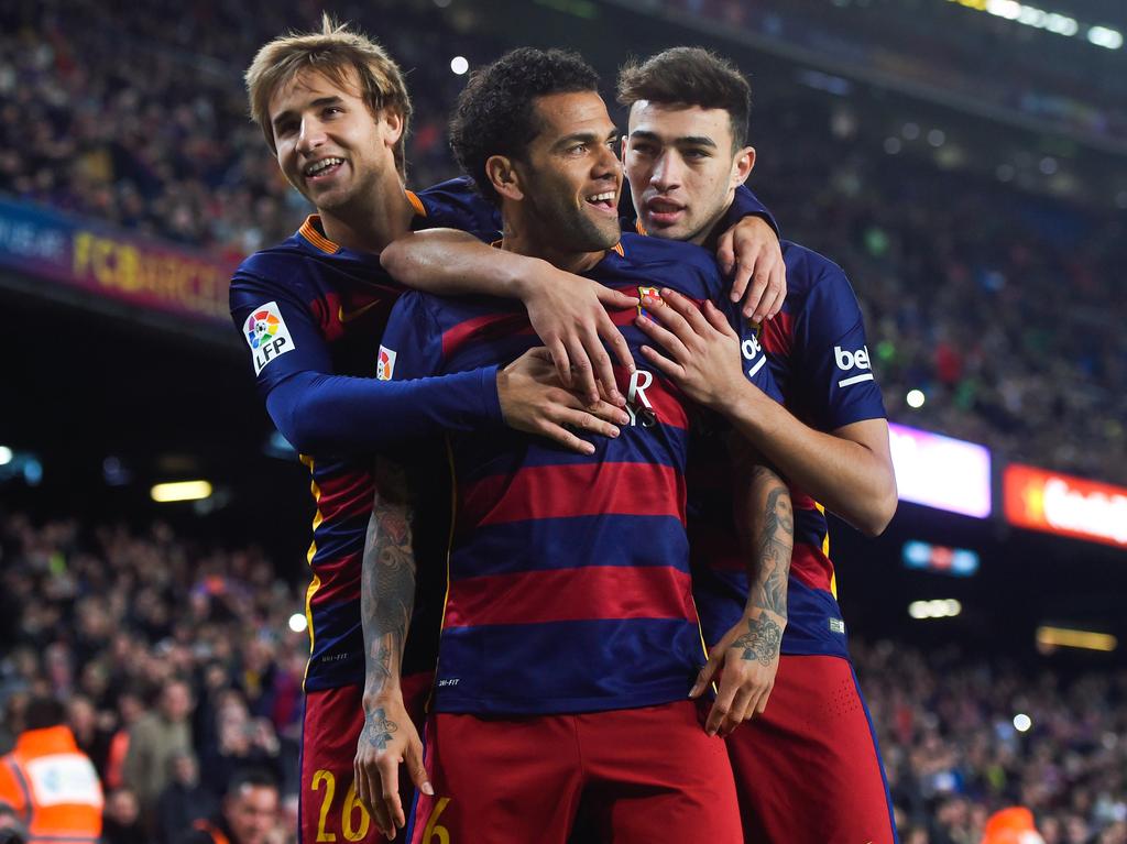 Samper (izq.) celebrando un gol de Alves con el Barcelona. (Foto: Getty)