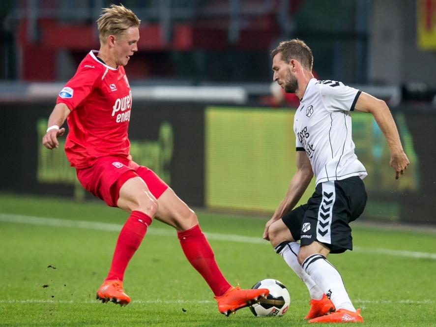 Fredrik Jensen (l.) wordt uitgekapt door Kevin Conboy tijdens het bekerduel FC Twente - FC Utrecht. (22-09-2016)