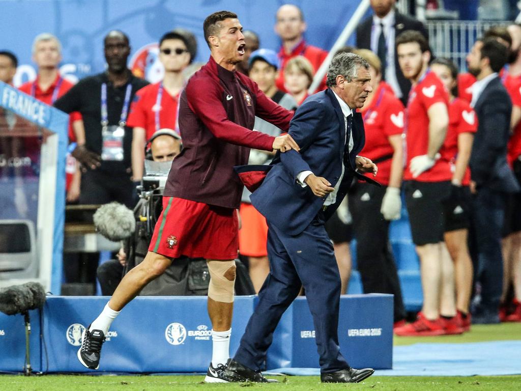 Ronaldo ocupó el área técnica lesionado junto al seleccionador en los minutos finales. (Foto: Imago)
