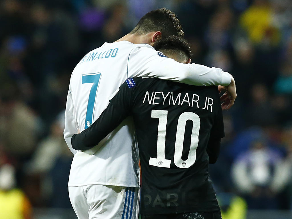 Ronaldo y Neymar se abrazan en la ida de octavos de la Champions. (Foto: Getty)