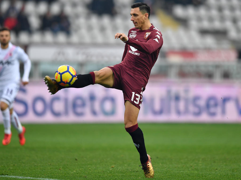 Nicolás Burdisso despeja un balón con la camiseta del Torino. (Foto: Getty) Nicolás Burdisso despeja un balón con la camiseta del Torino. (Foto: Getty)
