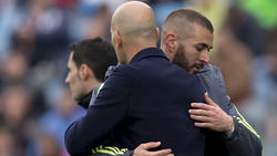 Zidane abraza a Benzema, uno de sus baluartes en ataque. (Foto: Getty)