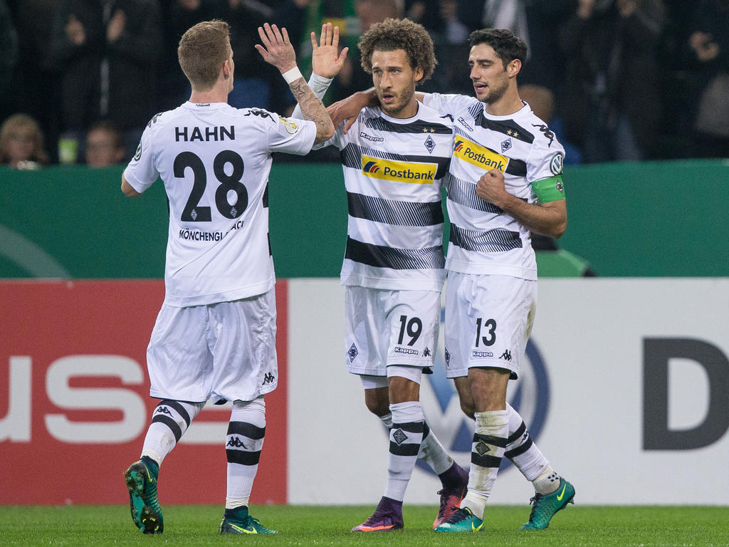 Fabian Johnson (M.) darf sich feiern lassen: Nach seinem Treffer im DFB-Pokalspiel gegen den VfB Stuttgart gratulieren André Hahn (l.) und Lars Stindl dem Torschützen. (25.10.2016)