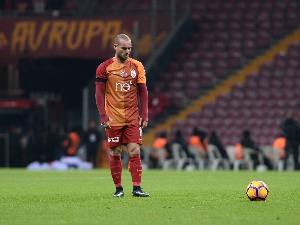 Wesley Sneijder staat klaar voor een vrije trap namens Galatasaray tegen Alanyaspor. (25-12-2016) Wesley Sneijder staat klaar voor een vrije trap namens Galatasaray tegen Alanyaspor. (25-12-2016)