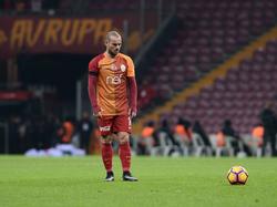 Wesley Sneijder staat klaar voor een vrije trap namens Galatasaray tegen Alanyaspor. (25-12-2016)