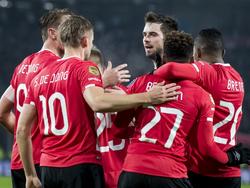De spelers van PSV vieren de voorsprong tegen Go Ahead Eagles. (10-12-2016)