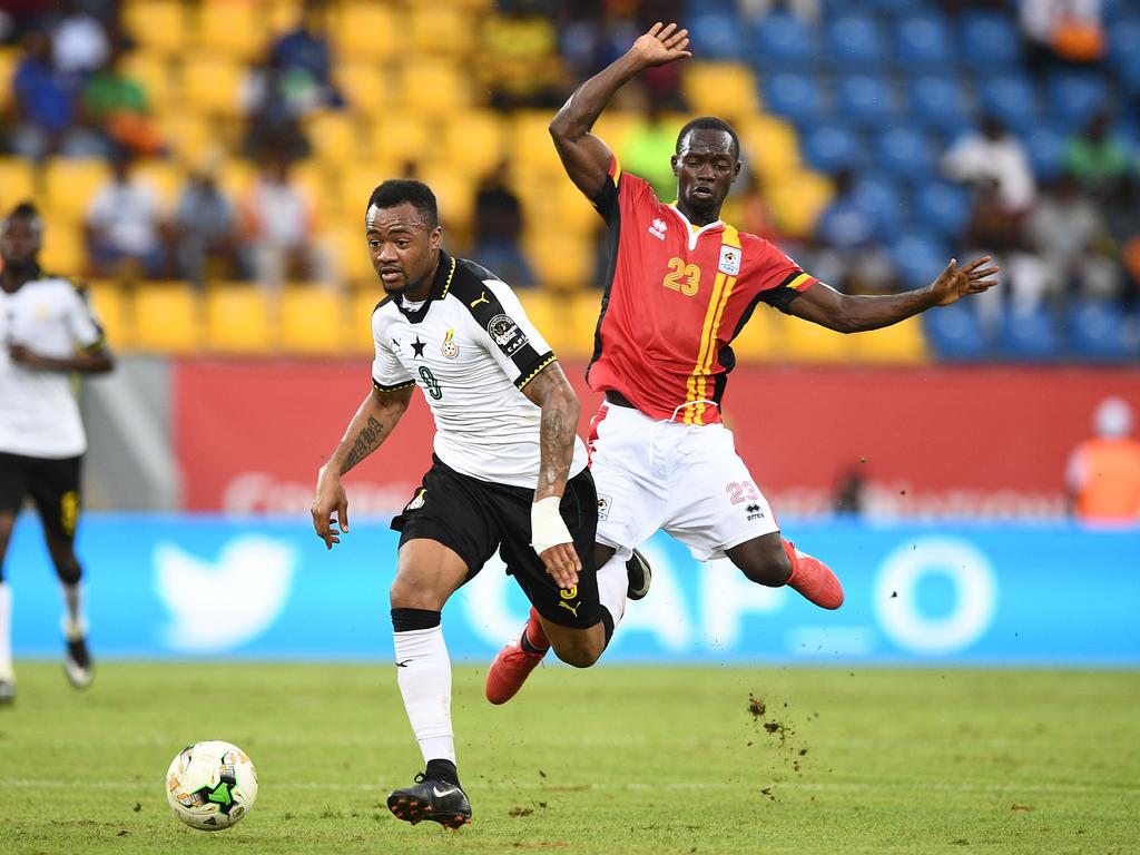 Jordan Ayew (izq.) lleva el cuero con la camiseta de su selección en la Copa de África. (Foto: Getty)