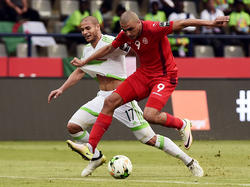 Ahmed Akaïchi (r.) gewann mit Tunesien gegen Algerien