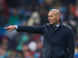 Zidane da indicaciones desde la banda ante el Villarreal. (Foto: Getty)