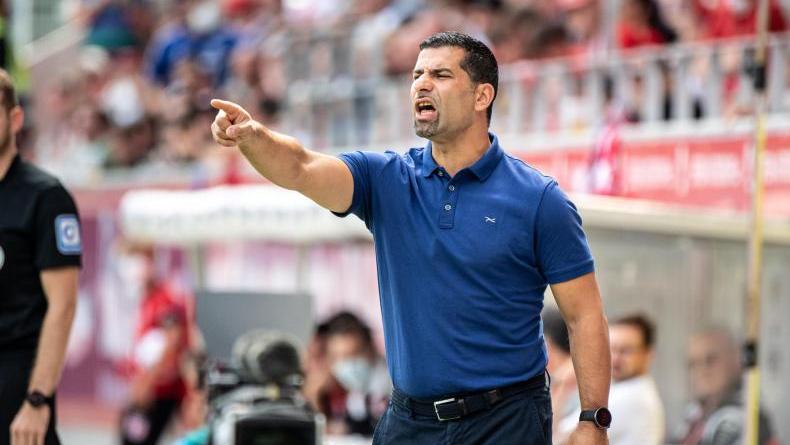 Trainer Dimitrios Grammozis steckt mit dem FC Schalke 04 in der zweiten Liga schon in der Krise Trainer Dimitrios Grammozis steckt mit dem FC Schalke 04 in der zweiten Liga schon in der Krise
