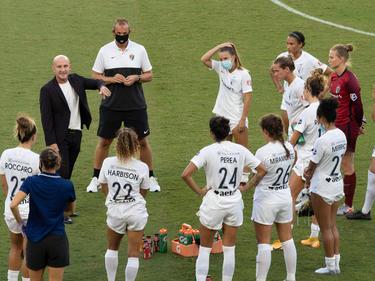 Paul Riley dando instrucciones a sus jugadoras de Carolina Courage.