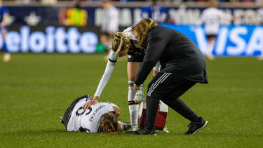 Lena Oberdorf vom VfL Wolfsburg verletzte sich im Länderspiel gegen die USA