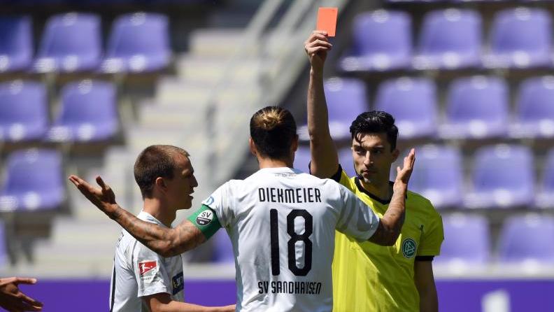 Florian Badstübner zeigte Sandhausens Dennis Diekmeier in Aue die Rote Karte Florian Badstübner zeigte Sandhausens Dennis Diekmeier in Aue die Rote Karte