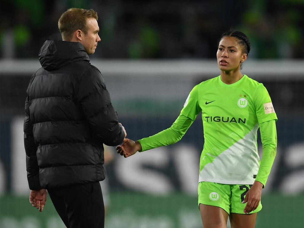 Die Wolfsburgerin Sveindis Jonsdottir klatscht nach dem Spiel mit VfL-Trainer Tommy Stroot ab
