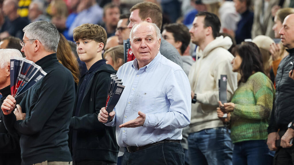Uli Hoeneß rudert beim FC Bayern zurück Uli Hoeneß rudert beim FC Bayern zurück