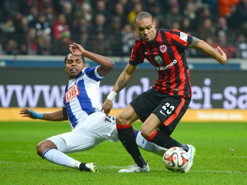 Bamba Anderson (r) bleibt Frankfurt treu. Foto: Arne Dedert Bamba Anderson (r) bleibt Frankfurt treu. Foto: Arne Dedert