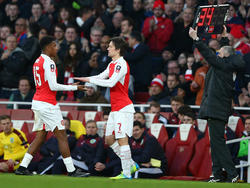 Tomáš Rosický (r.) verletzte sich während der FA-Cup-Partie gegen Burnley