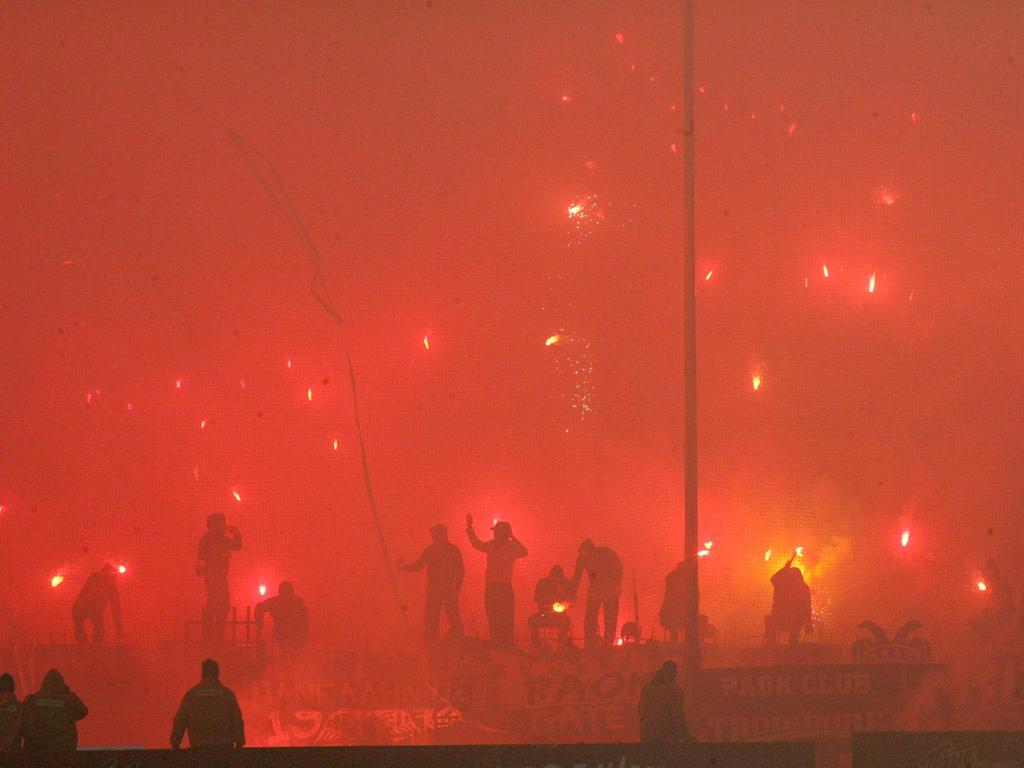 Fans del PAOK encienden bengalas en un duelo de esta temporada en el país heleno. (Foto: Imago)