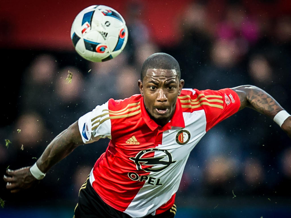 Eljero Elia duikt naar voren om de bal te koppen tijdens Feyenoord - SC Cambuur. (06-03-2016)